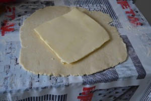 Carré de beurre poser sur la pâte