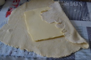 Emballage du beurre dans la pâte