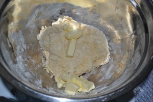 Ajout du beurre à la pâte malaxer