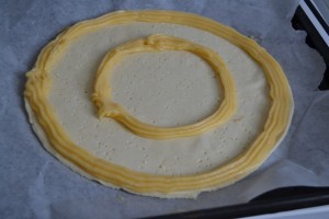 Disque de pâte feuilleté et boudin de pâte à choux