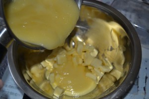 Ajout de la crème citron sur le beurre morceaux