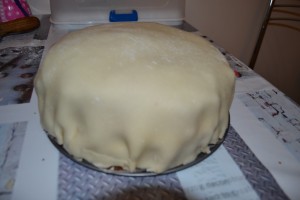 Gâteau Pinata recouvert de pâte d'amande blanche
