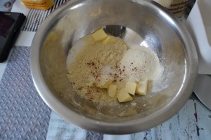 Amandes en poudre, beurre en morceaux,farine, sel et cannelle