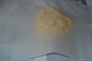 Pâte à beignets entre 2 feuilles de papier cuisson