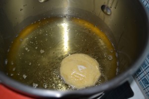 Cercle de pâte à beignet dans l'huile