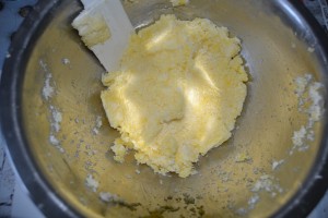 Pâte lisse et homogène après mélange oeuf-coco