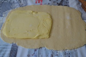 Rectangle de beurre sur rectangle de pâte