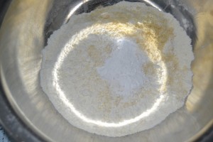 Farine, poudre d'amande, levure et sel
