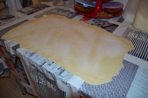 pâte feuilleté étaler dans la longueur et saupoudrer de sucre