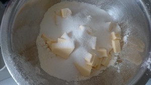 ajout du beurre morceaux et sucre semoule