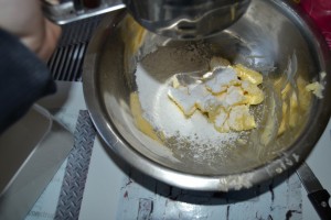 sucre glace tamisé sur beurre mou