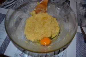 Ajout des œufs à la pâte à choux