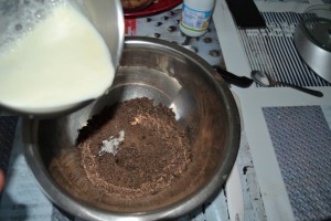 moitié de crème liquide verser sur le chocolat