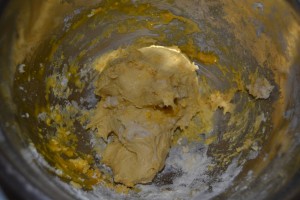 jaunes d’œufs mélanger à la pâte