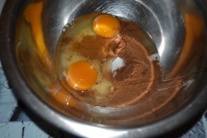 Ajout des œufs à la cannelle et sucre