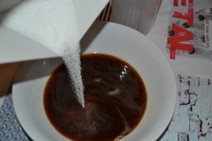 café expresso mélange avec le sucre semoule