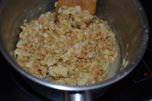 mélange des cacahuètes et amandes à la préparation