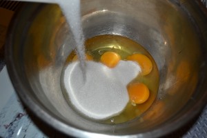 ajout du sucre semoule aux œufs 