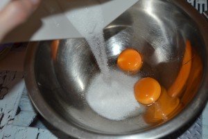 sucre semoule ajouter au jaunes d’œufs 
