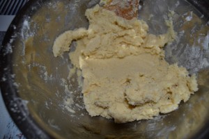 mélange poudre d'amande, beurre mou et sucre glace