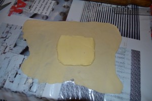 carré de beurre au milieu du rectangle de pâte