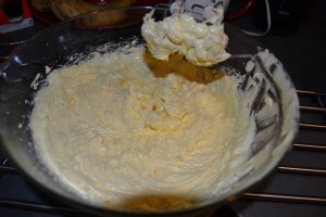  mélange jaune d’œufs et beurre fouetter