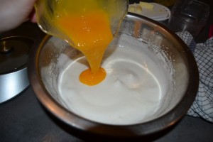jaune d’œufs fouetter incorporer au blancs montés