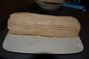 gâteau recouvert de crème au beurre et striure à la fourchette