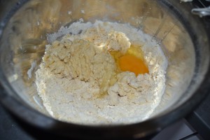 œufs ajouter et mélanger à la pâte 