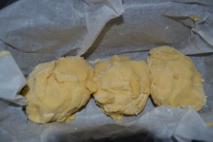 3 morceaux de pâte à brioche dans le moule