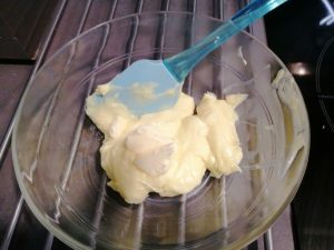 Ajout du beurre froid à la crème pâtissière