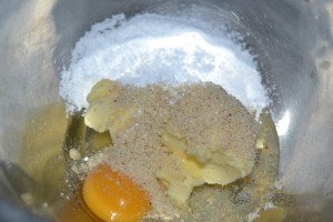 œuf, poudre de noisettes, beurre mou et sucre glace 