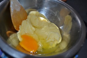 ajout des œufs un par un à la pâte