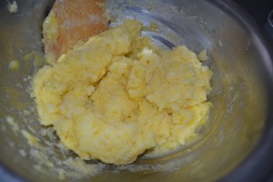 œuf mélanger à la pâte  