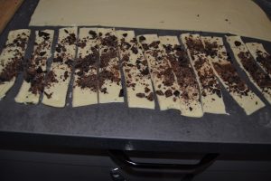 bande de pâte aux pépites de chocolats découper