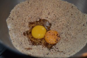œuf et jaune d’œuf ajouter au mélange poudre noisette..