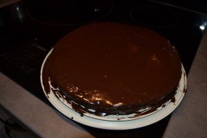 glaçage chocolat verser sur le gâteau