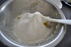 ajout de la farine tamisée