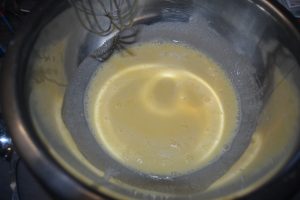 jaunes d’œufs, sucre et crème mélanger