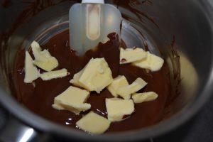 ajout du beurre au chocolat fondu
