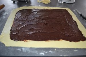 pâte chocolat étaler sur brioche 