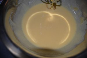sucre semoule et jaunes d’œufs fouetter jusqu'à blanchissement