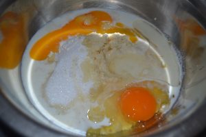 œufs, sucre, lait, huile,farine et poudre d'amande