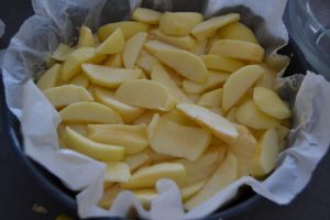 tranches de pommes déposer sur la pâte