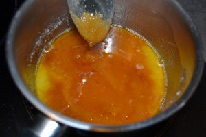beurre fondu, sucre semoule et extrait de vanille