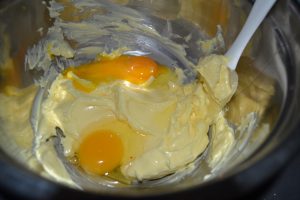 ajout des jaunes d’œufs et de l’œuf 
