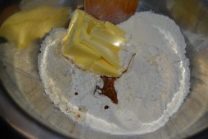 beurre mou, farine, poudre d'amande et extrait de vanille liquide