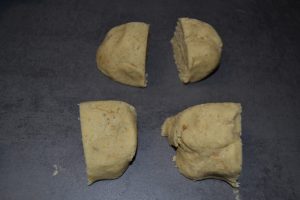 boule de pâte couper en 4 morceaux égal 