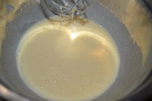 mélange œufs et sucre jusqu’à blanchissement