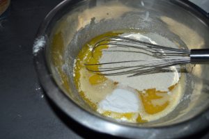 ajout du beurre, farine, levure chimique et vanille
